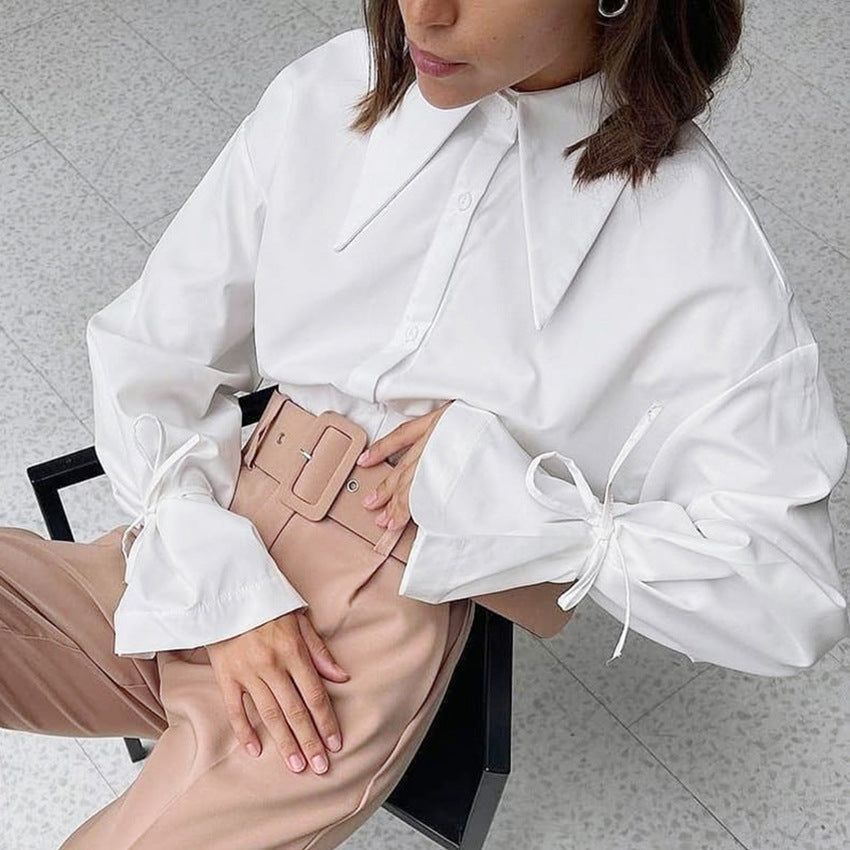 Damebluse med raffinerede knudedetaljer og elegant krave Stilla