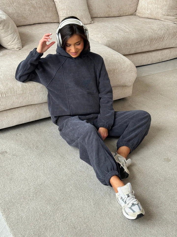 Kvinders sporty loungewear sæt med komfortabel hættejakke og elastiske bukser Skovae