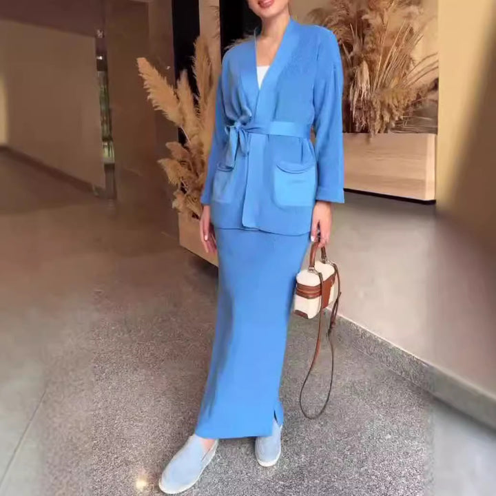 Kvinders elegante blyant kjole med stilfuld blazer jakke og praktiske lommer Stilla
