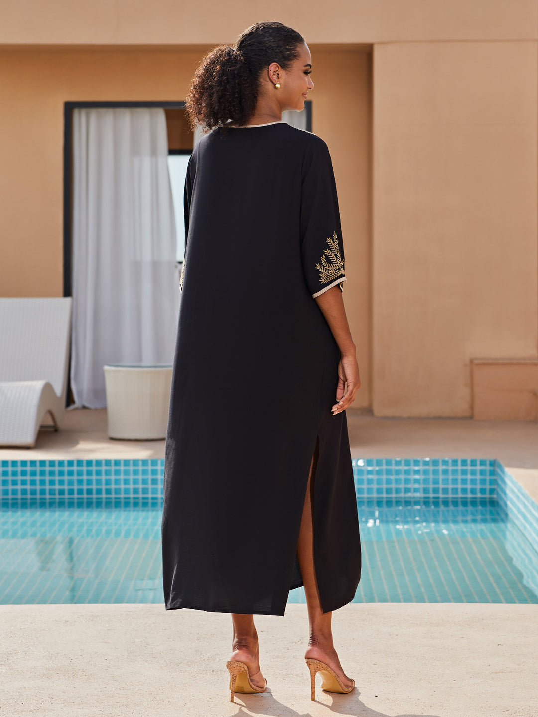 Dame kaftan med kunstneriske gyldne accenter og elegant V-hals Stilla