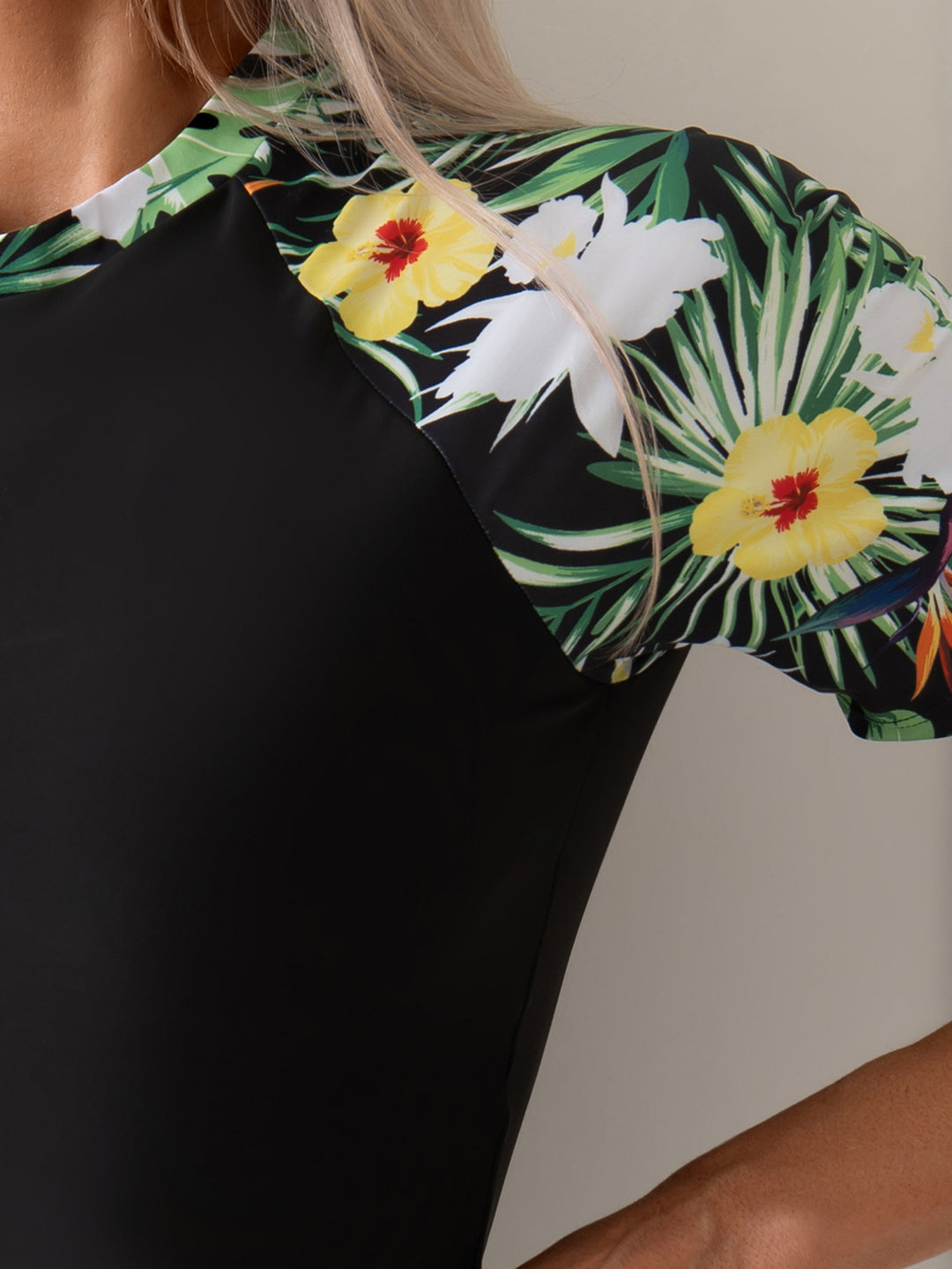 Kvinder Blomsterprint Kortskaftet Rash Guard og Badebukser Sæt Stilla