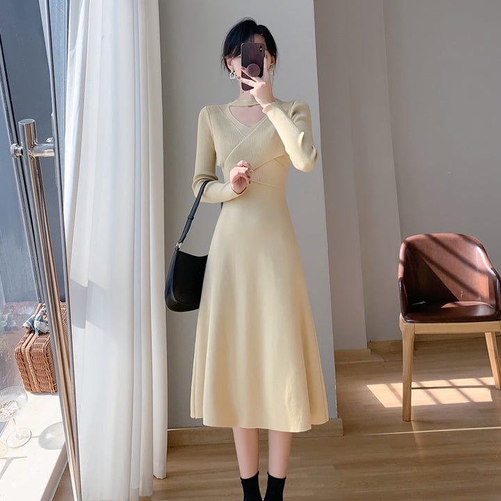Kvindernes strikkede kjole med fashionable wrap-design og elegant udskæringsdetalje