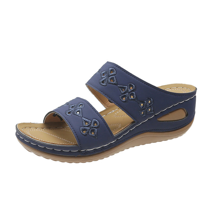 Dame Wedge-Pantoletten med floralt cut-out-design og ergonomisk sål Stilla