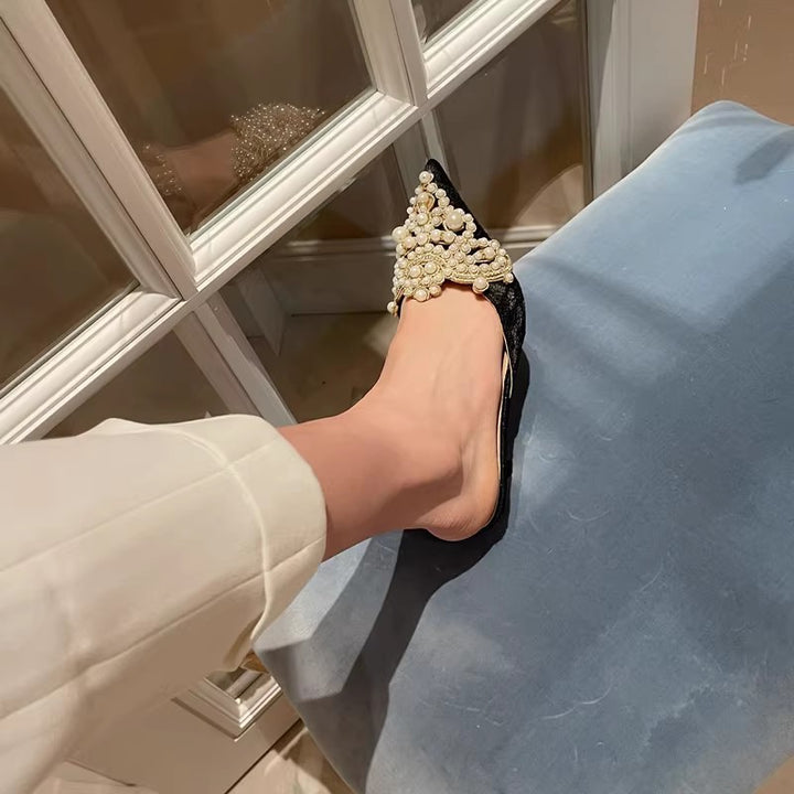 Dame spidssko med elegante perleapplikationer Stilla