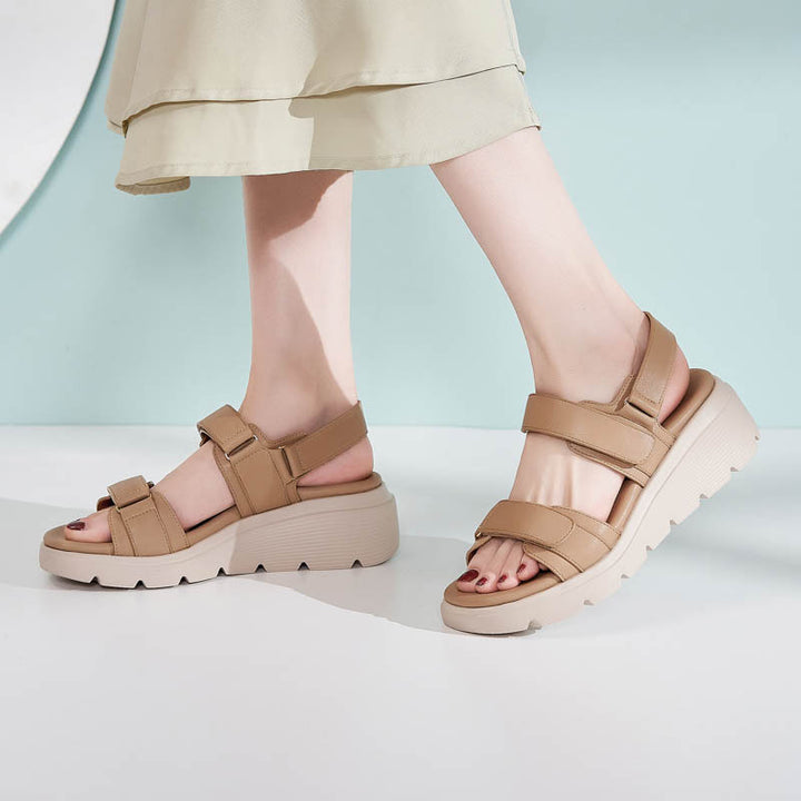 Dame komfortable wedgesandaler med justerbare velcro-lukninger og ergonomisk sål Stilla