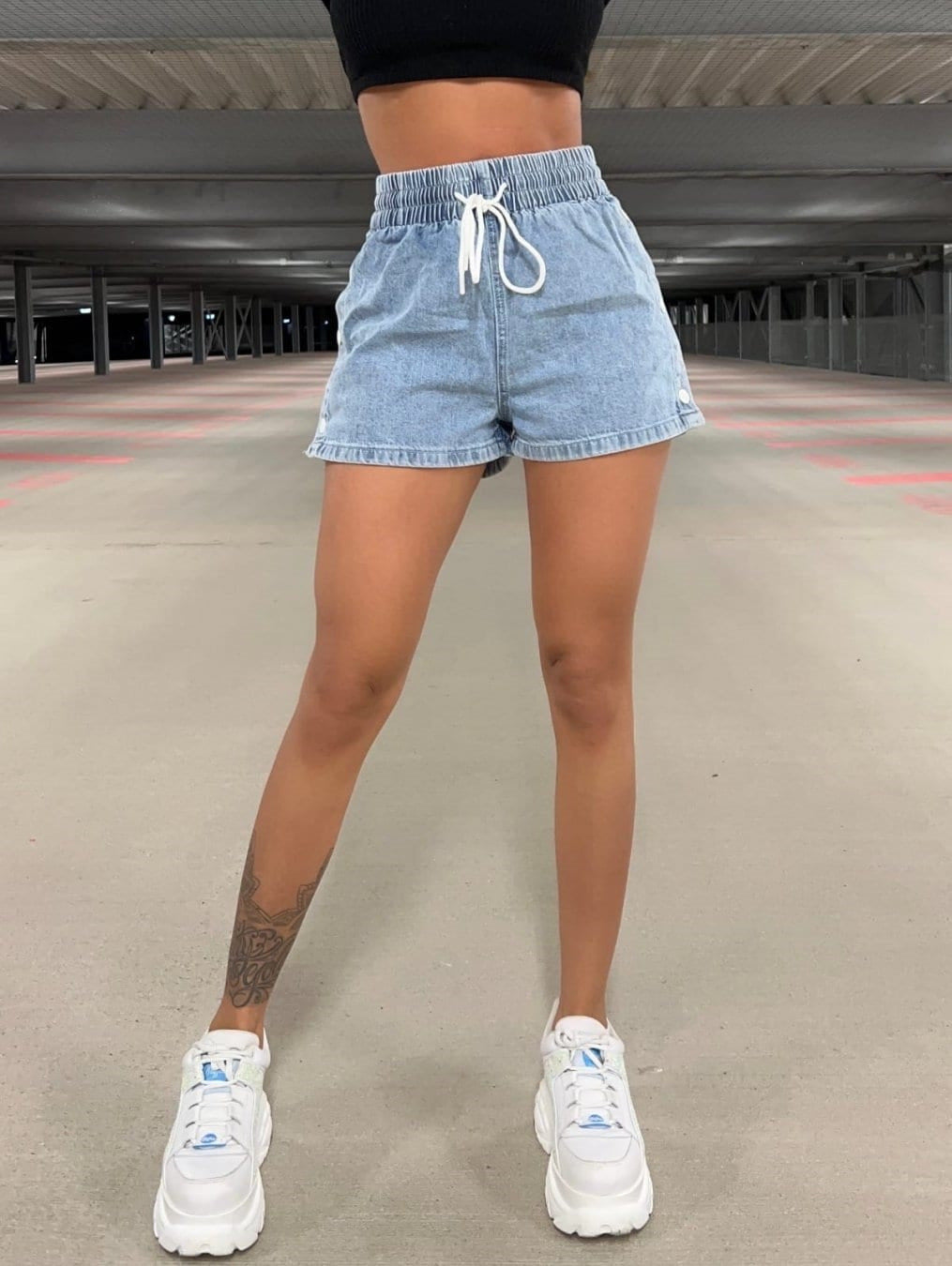 Dame Denim-Shorts med elastisk talje og dekorative trykknapper Stilla