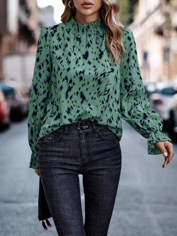 Dame elegant bluse med stilfuld flæsekrave og friskt mønster Stilla