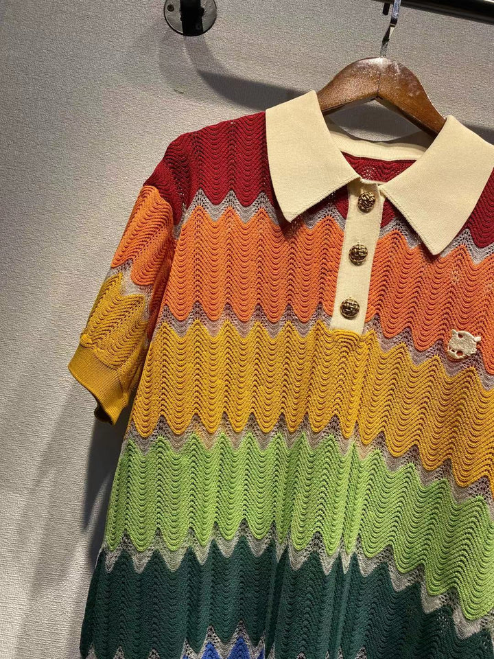 Dame poloshirt med iøjnefaldende bølgemønster og dekorative knapper Stilla