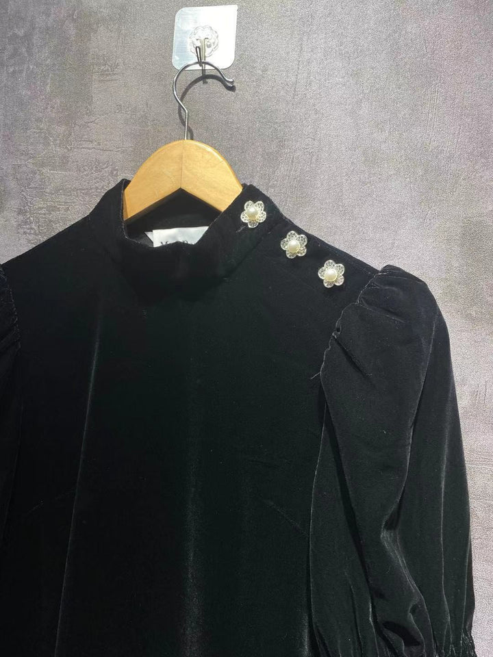 Dame fløjl bluse med elegante puffærmer og florale knapdetaljer Stilla