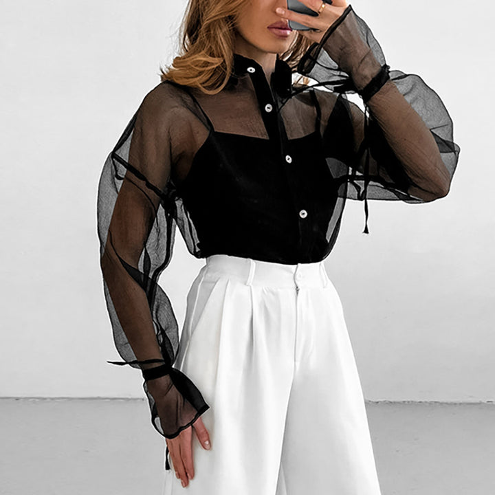 Dame chiffonbluse med gennemsigtige ærmer og elegant knaplukning Stilla