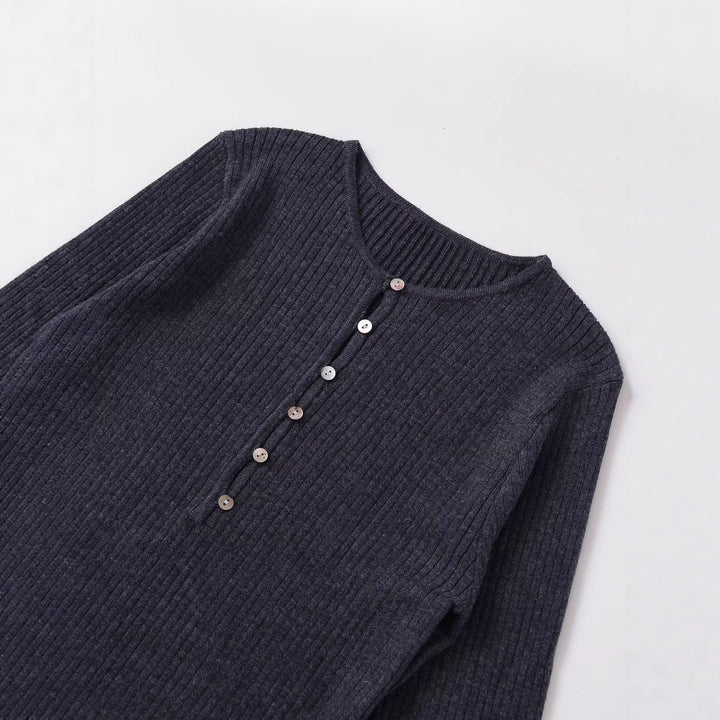 Dame Langærmet shirt med dekorative knapper og fint ribdesign Stilla