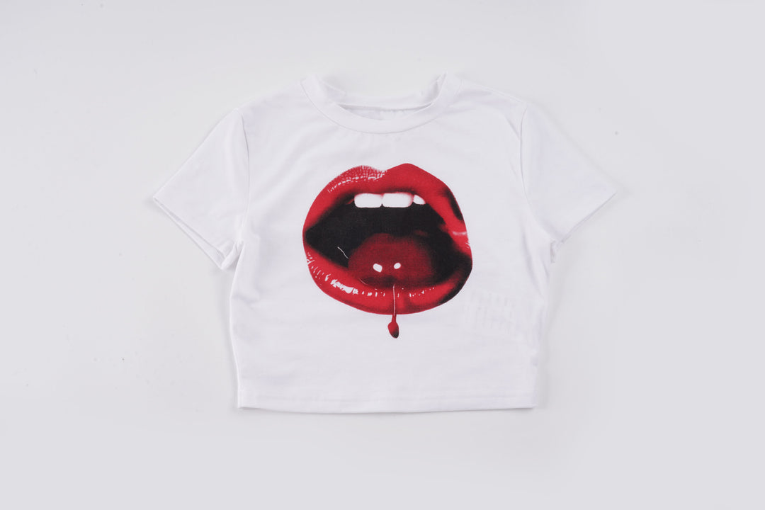 Damen cropped T-Shirt mit auffälligem Lippen-Print und modernen Schnittelementen Skovae