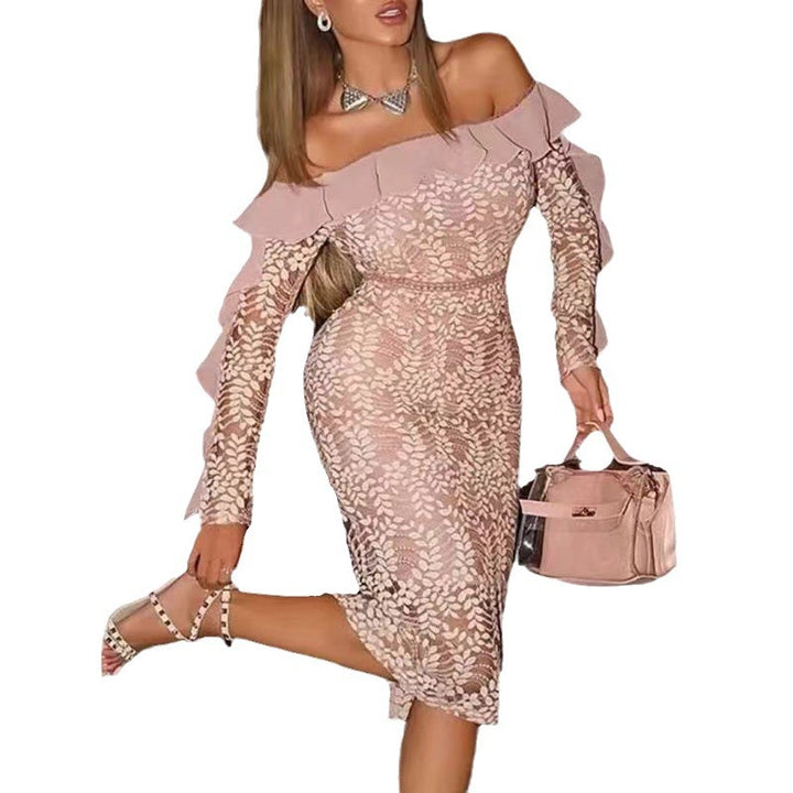 Kvinders figur-omfavnende blondekjole med off-shoulder design og flæsedetaljer Skovae