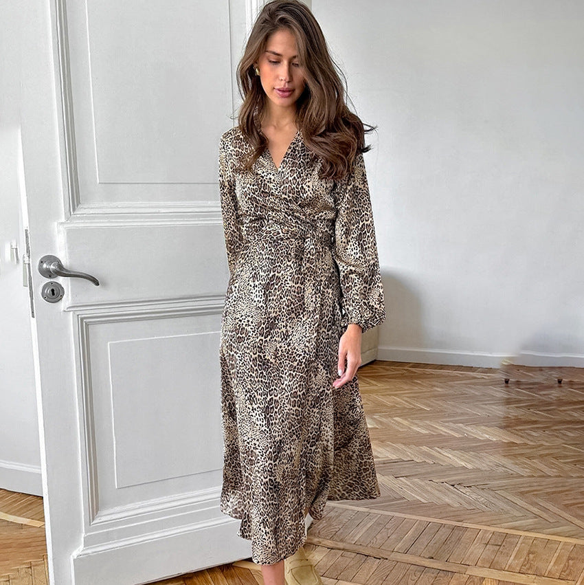 Dame indpakningskjole med voluminøse ærmer og elegant leopardmønster Stilla