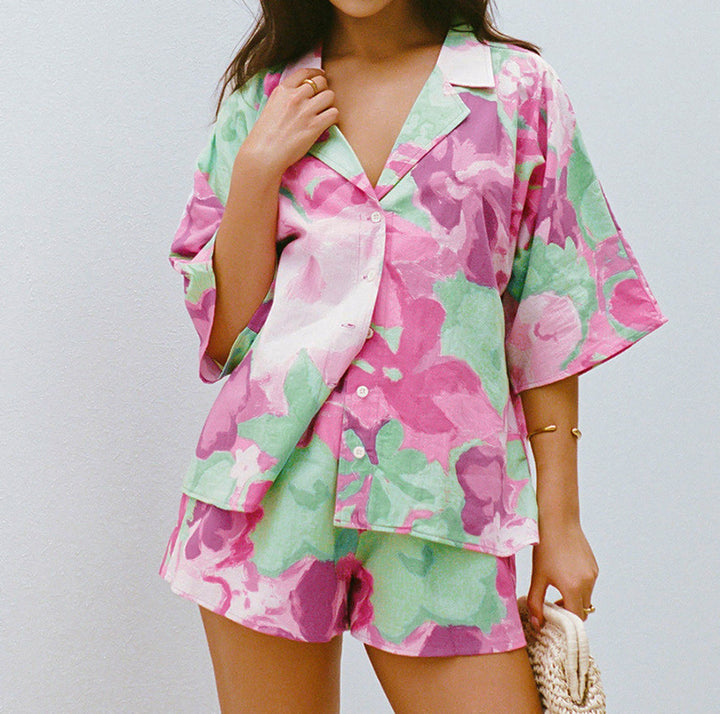 Dame afslappet sæt bestående af oversized bluseoverdel og shorts med blomstermønster Stilla