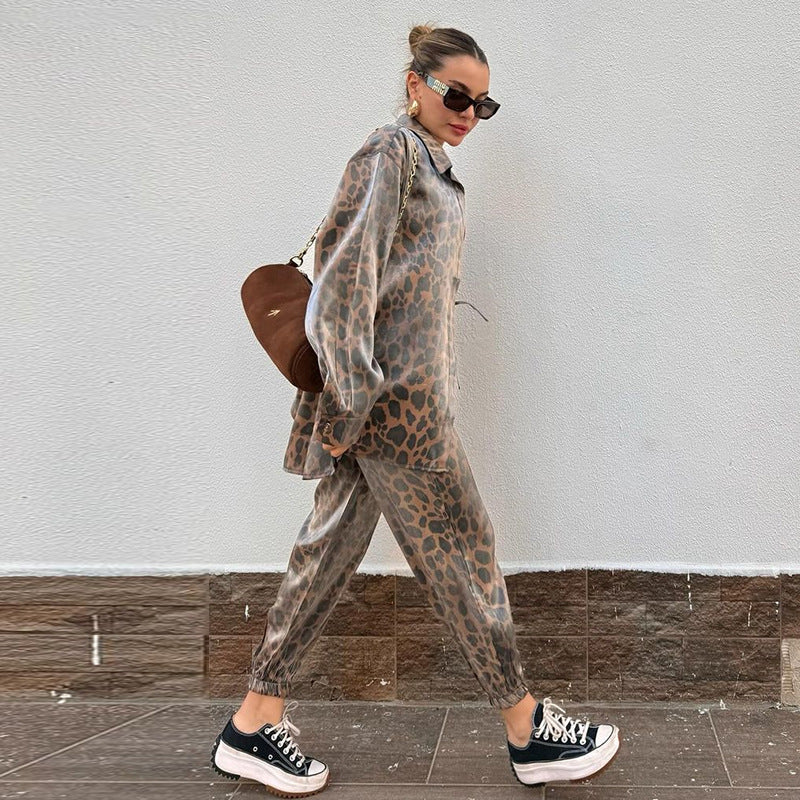 Dame sæt i let satin med trendy leopardmønster og elastisk talje Stilla