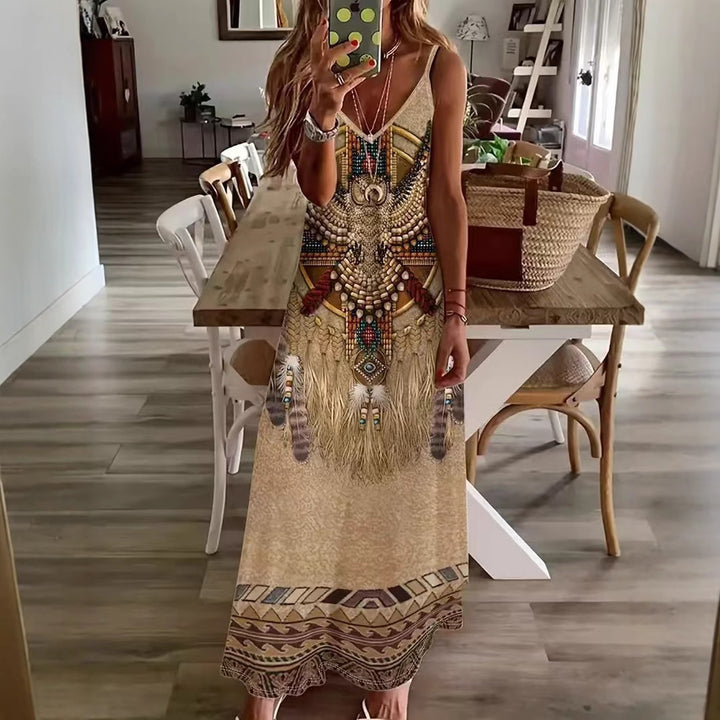 Dame maxikjole med kunstnerisk tribal design og flydende snit Stilla