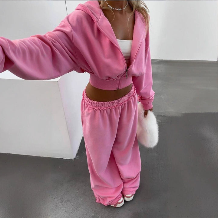 Kvinders cropped tracksuit med en afslappet pasform og vidde bukser Skovae