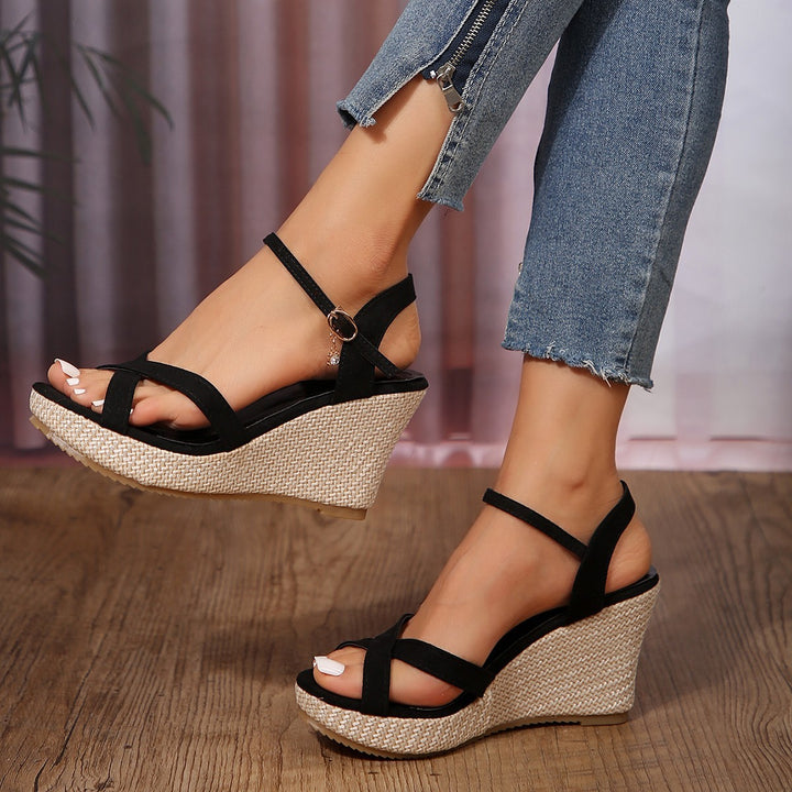 Damen nan Keil-sandal med flettet bastplatform, krydsede remme og justerbar ankleremme Skovae