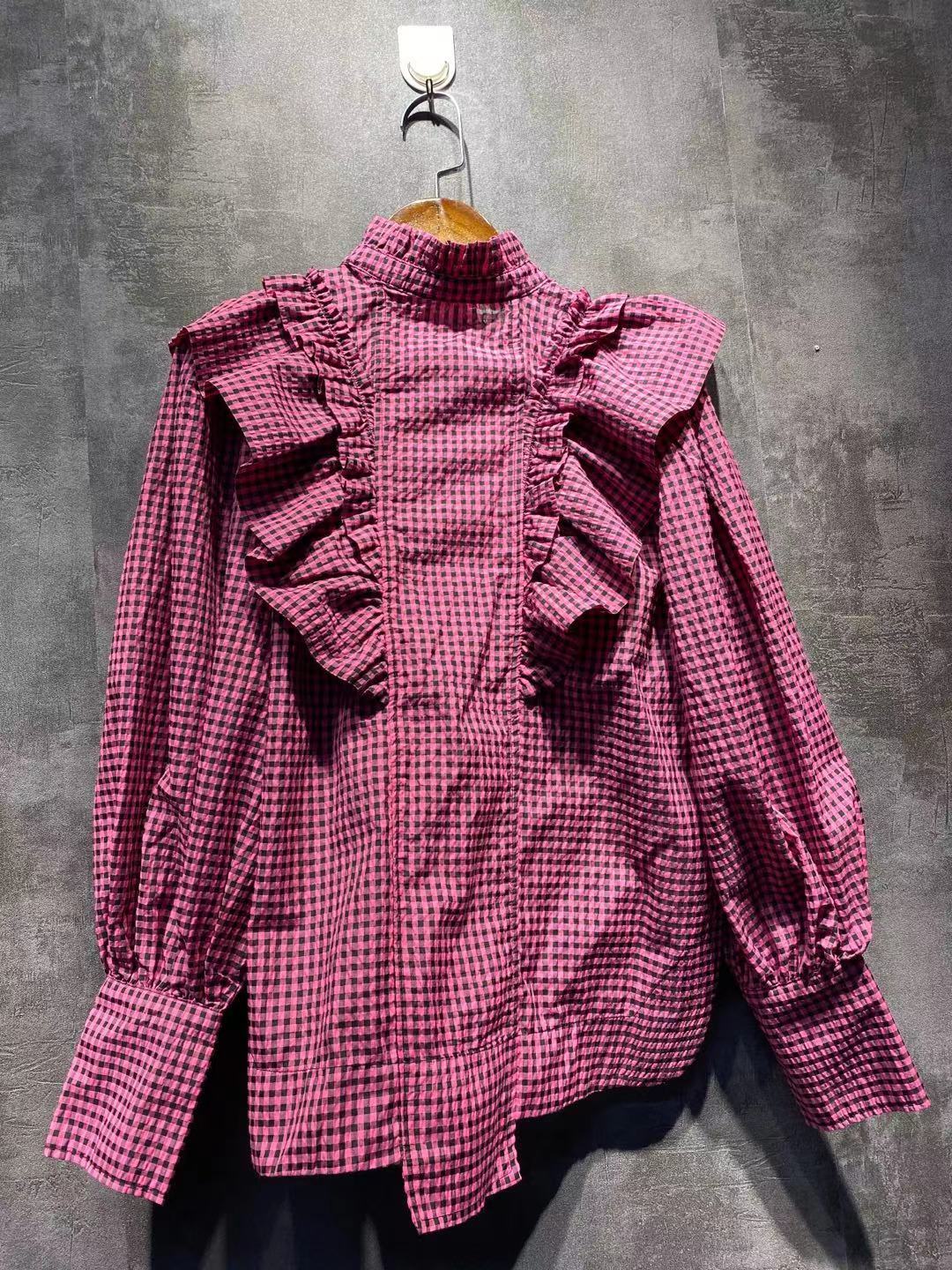 Damebluse med voluminøse flæsedetaljer og elegant ternet mønster Stilla