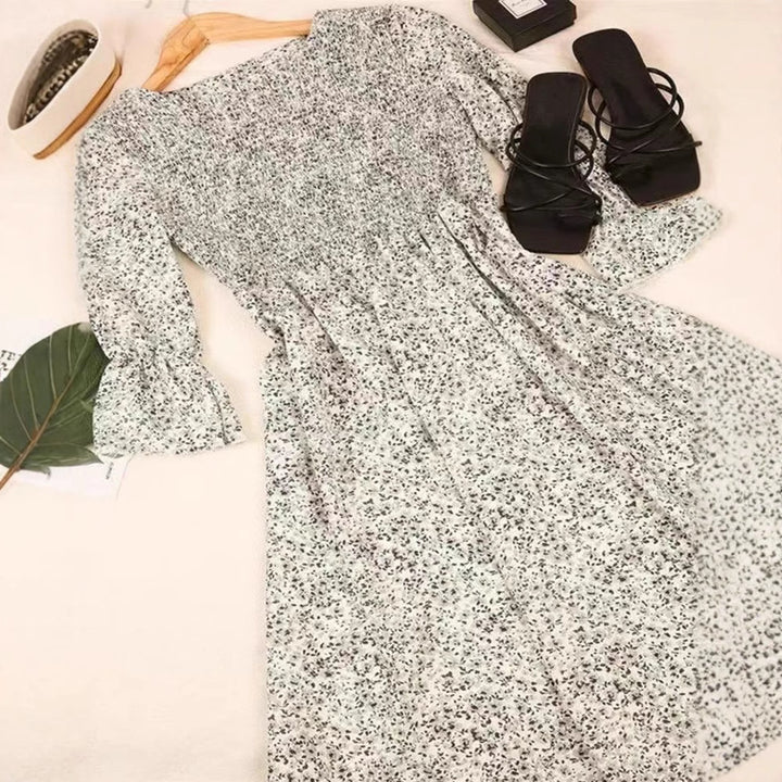 Damer nan lockerfaldende Babydoll-midikjole med rynket underbust, overlappende trekvartærmer og fint blomsterprint Skovae