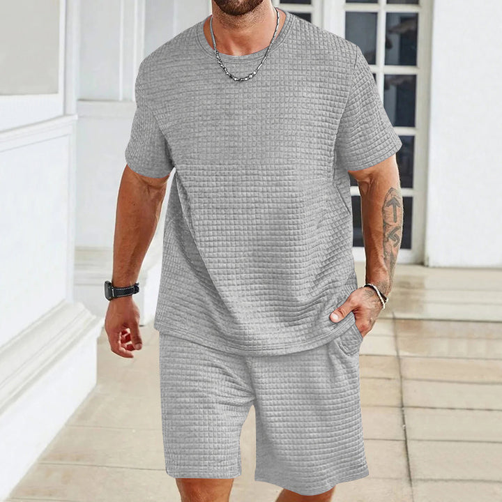 Herre nan let fritids-sæt i vaffelstruktur med rundhalset T-shirt og komfortable shorts Skovae