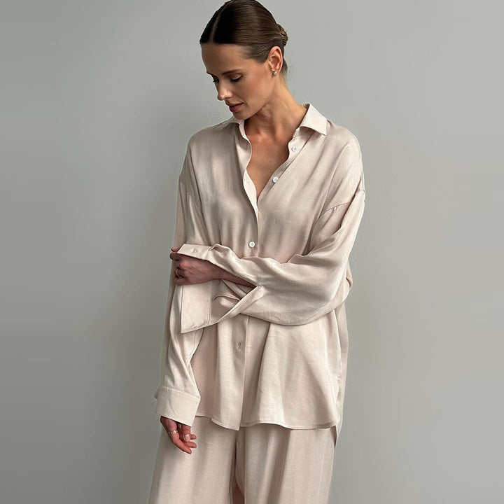 Dame elegant og komfortabel satin pyjamasæt med lange ærmer og fine knapdetaljer Stilla