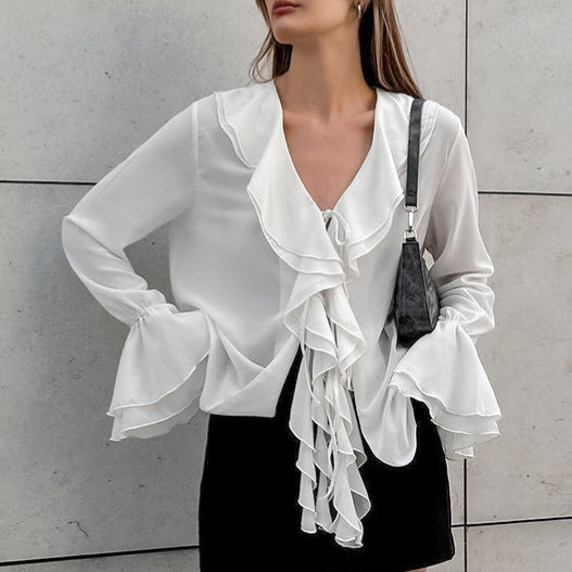 Damebluse med volumniøse flæser og elegante ærmer Stilla