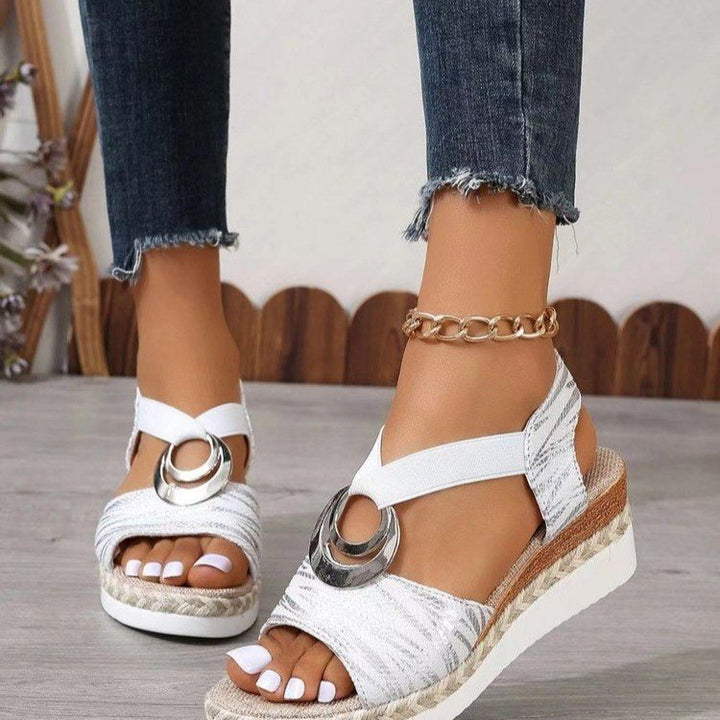 Dame Wedge-sandaler med dekorative metalringe og elastiske remme Stilla
