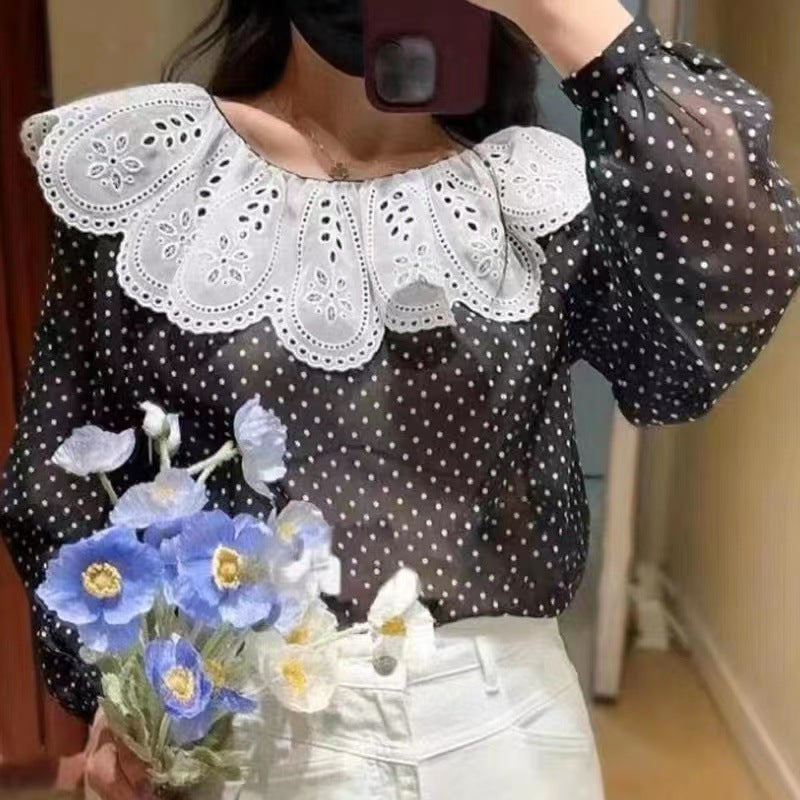 Damebluse med dekorativt spidskrave og polka-prikker Stilla