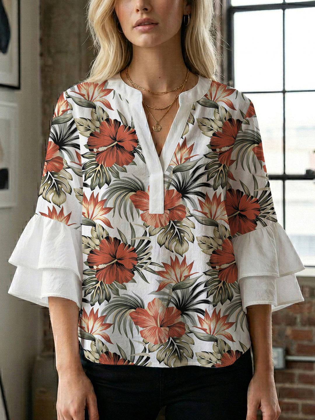 Dame afslappet bluse med flæseærmer og botanisk print Skovae