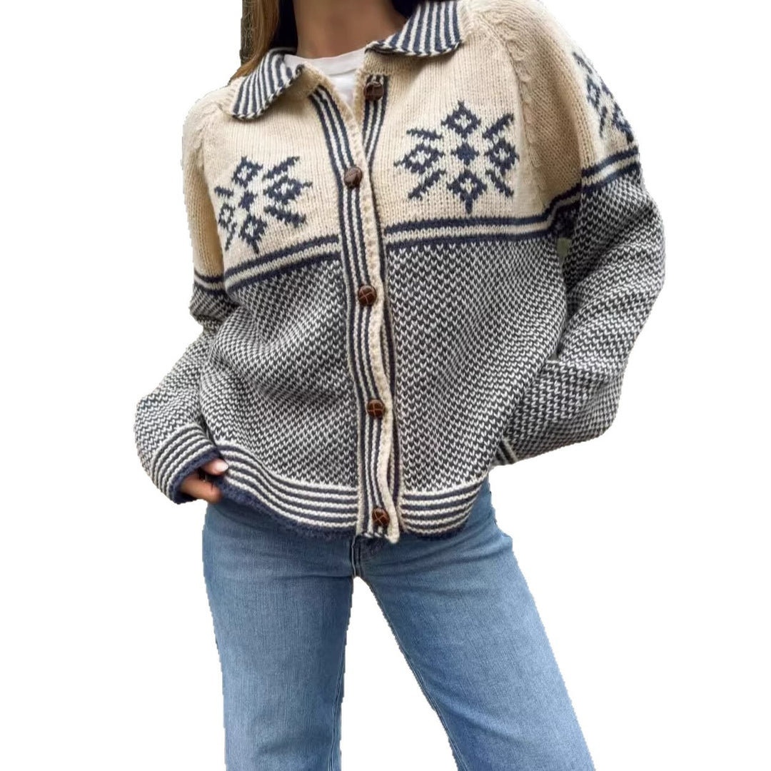 Kvinders cardigan med traditionelt mønster og knapstolpe Stilla