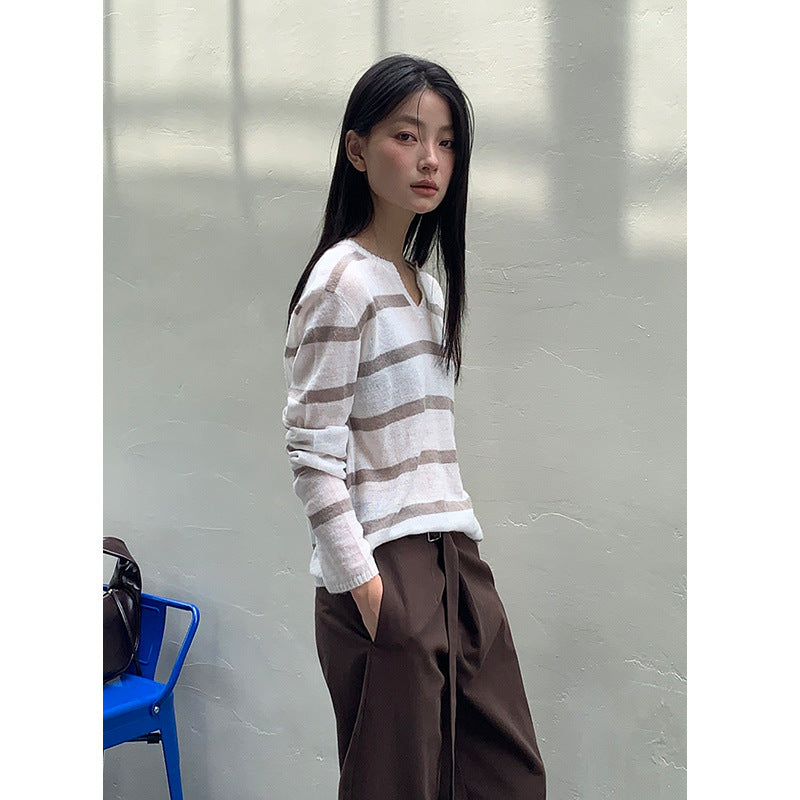 Dame strikket sweater med V-hals og asymmetrisk stribemønster Stilla