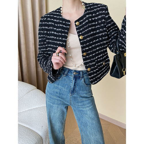 Damernes elegante bouclé jakke med dekorerede knapper Stilla