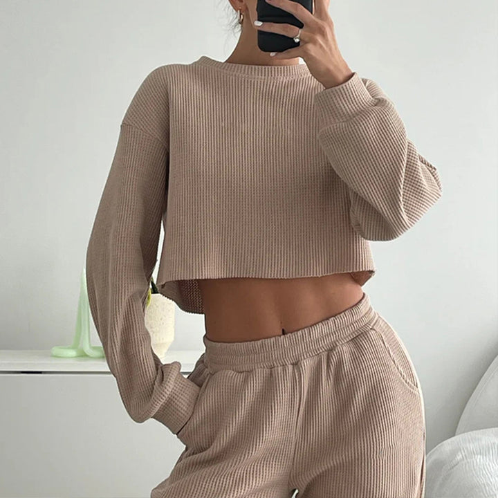 Kvinders afslappet sæt med cropped sweatshirt og brede bukser Skovae