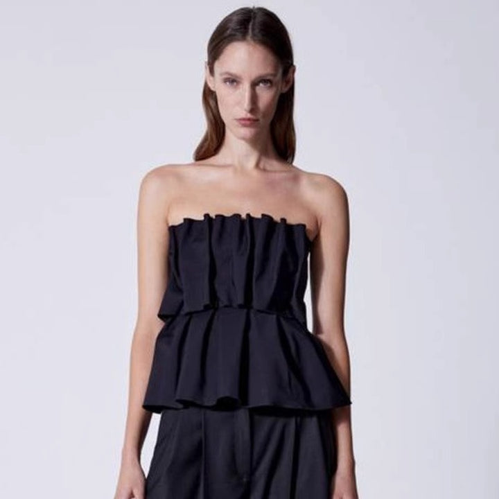 Dame off-shoulder top med voluminøse flæser og flatterende snit Stilla