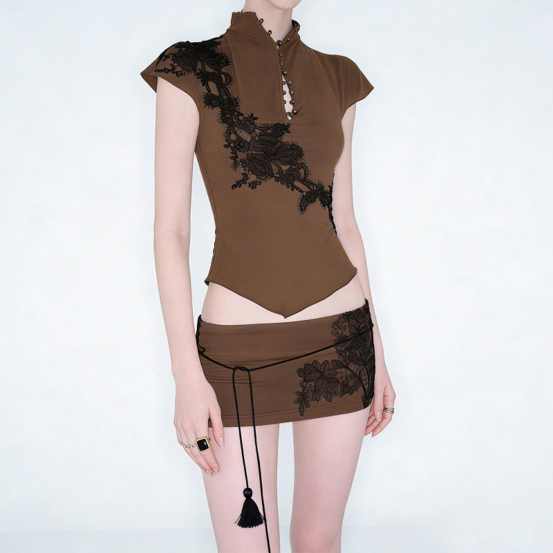 Dame Elegant spids bluse med moderigtigt krave og raffinerede knapdetaljer Skovae