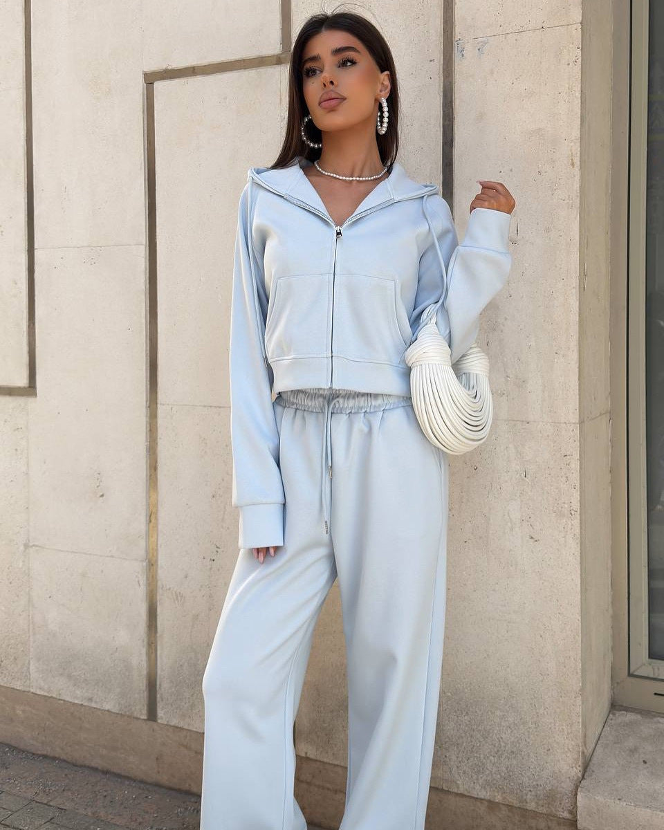 Kvinders sporty fritidssæt med cropped jakke og bred talje Skovae