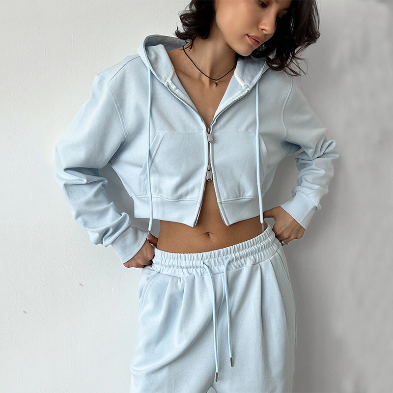 Kvinders cropped hoodie og løse joggingbukser i minimalistisk design