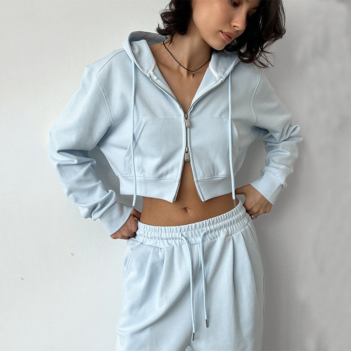 Kvinders cropped hoodie og løse joggingbukser i minimalistisk design
