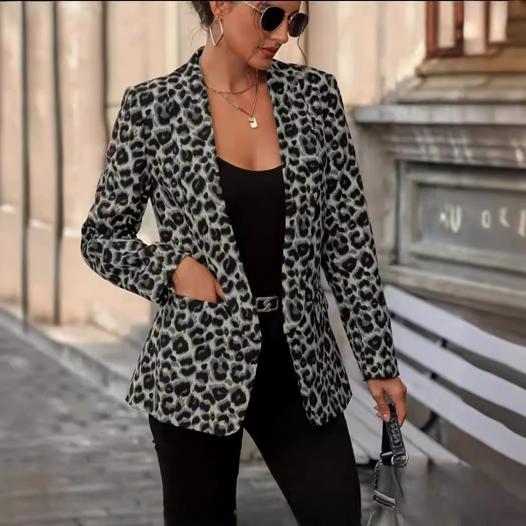 Kvinders blazer i trendy dyreprint med elegante kraver og praktiske lommer