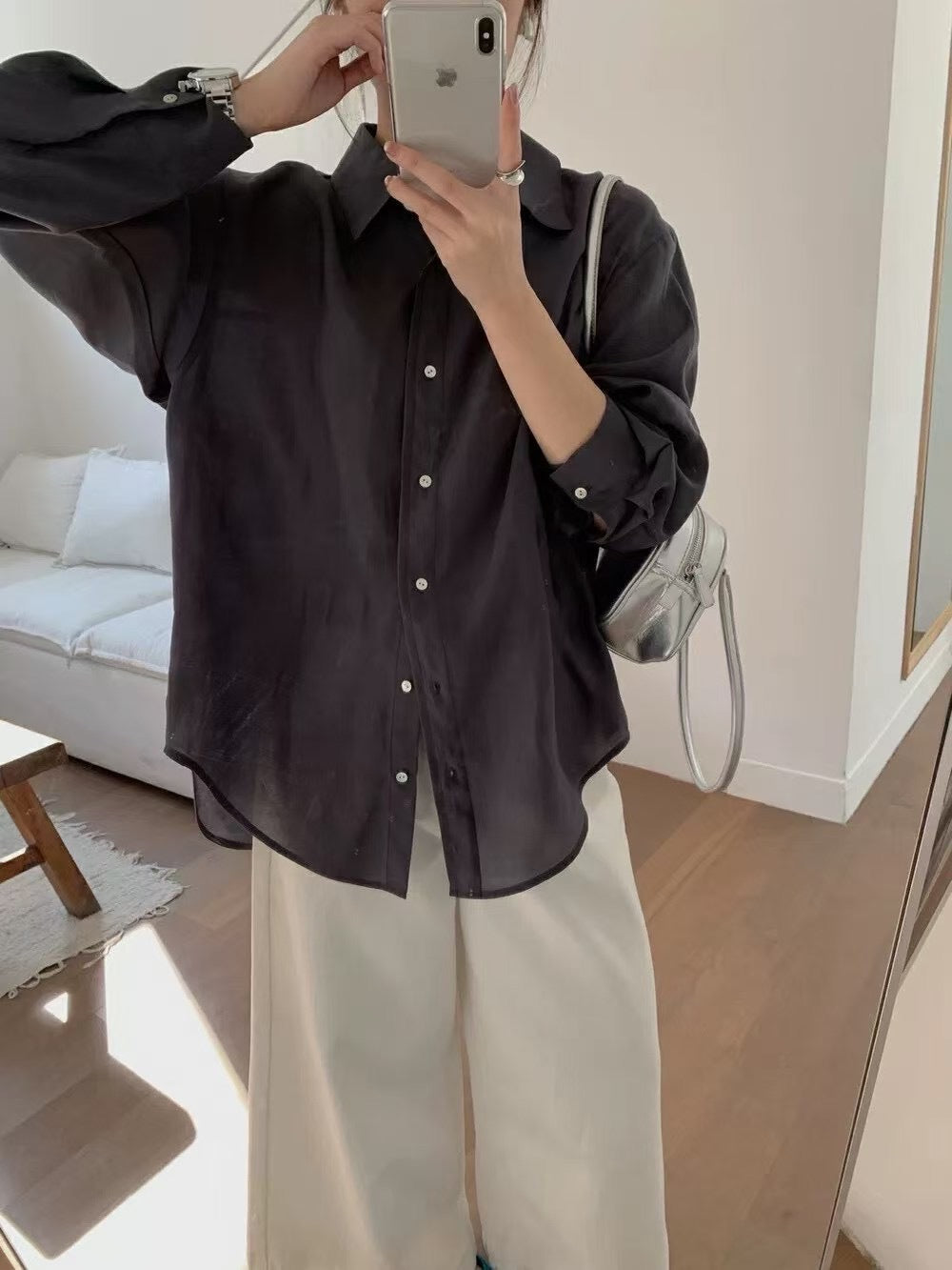 Dame Relaxed Fit Button-Up Bluse med unikt rygdetalje Stilla