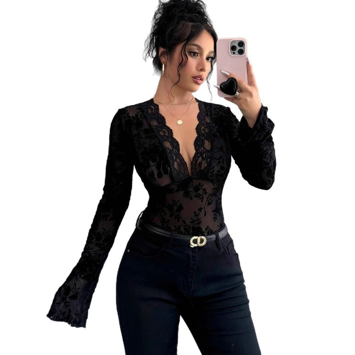 Dame nan en tætsiddende transparent mesh-spitzenbluse med dyb v-udskæring og floral velourstruktur skovae