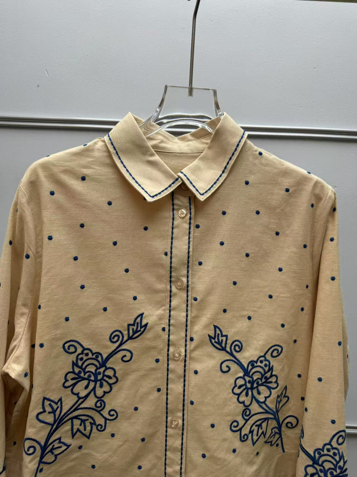 Dame broderet bluse med fine detaljer Stilla