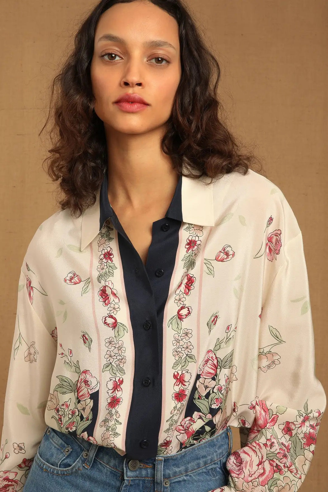 Damebluse med blomsterdesign og elegante kontraster Stilla