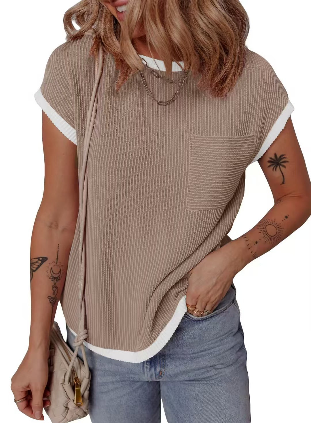 Dame fashion T-shirt med struktureret materiale og brystlomme Skovae