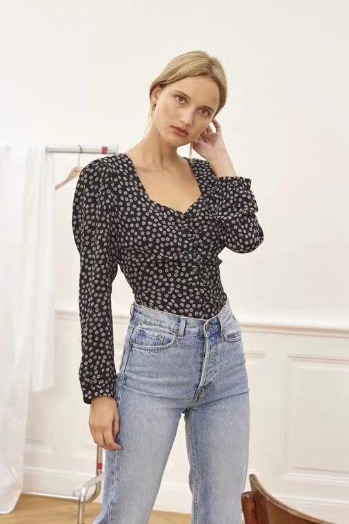 Damebluse med voluminøse ærmer og blomsterdesign Stilla
