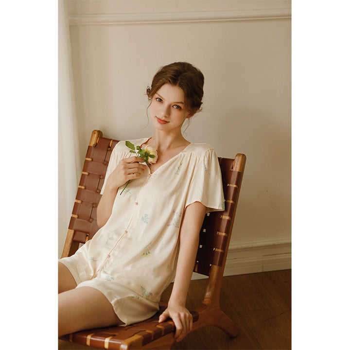 Dame pyjamasæt med elegant blomstret design og gennemgående knaplukning Stilla