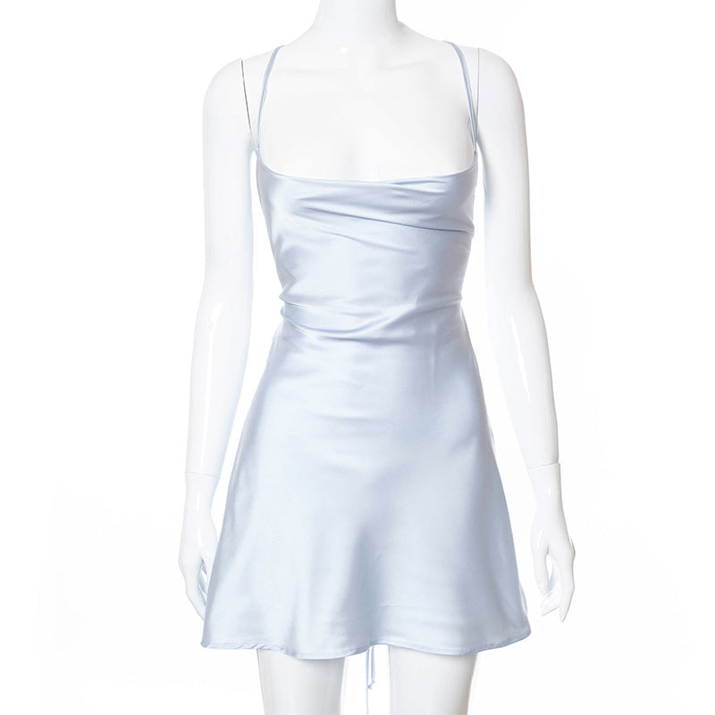 Femme Satin Slip Mini Kjole med justerbare stropper Stilla