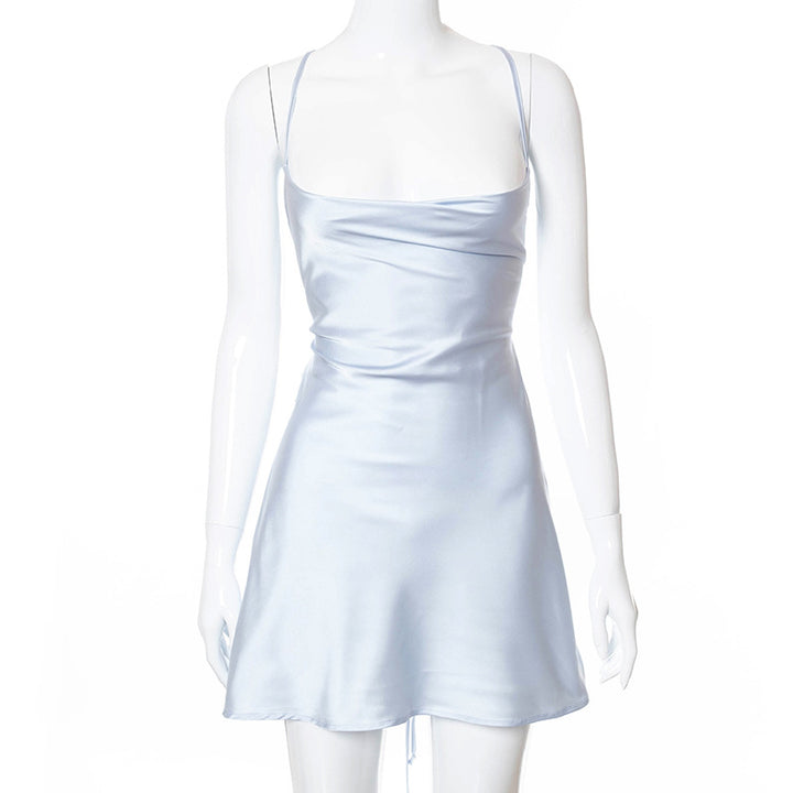 Femme Satin Slip Mini Kjole med justerbare stropper Stilla